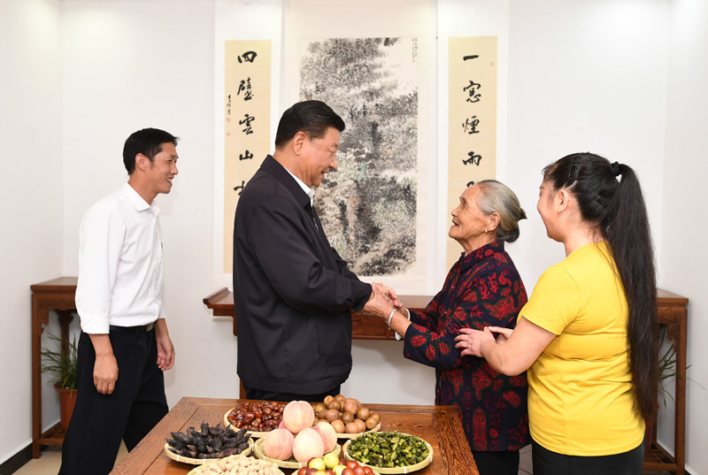 　　9月16日至18日，中共中央總書(shū)記、國(guó)家主席、中央軍委主席習(xí)近平在河南考察。這是16日下午，習(xí)近平在信陽(yáng)市新縣田鋪鄉(xiāng)田鋪大塆“老家寒舍”民宿店，同店主一家親切交談。 新華社記者 謝環(huán)馳 攝