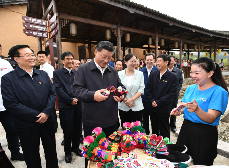 　　9月16日至18日，中共中央總書(shū)記、國(guó)家主席、中央軍委主席習(xí)近平在河南考察。這是16日下午，習(xí)近平在信陽(yáng)市新縣田鋪鄉(xiāng)田鋪大塆考察調(diào)研。 新華社記者 謝環(huán)馳 攝