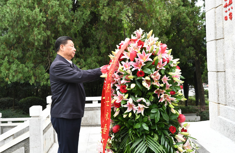 　　9月16日至18日，中共中央總書(shū)記、國(guó)家主席、中央軍委主席習(xí)近平在河南考察。這是16日下午，習(xí)近平來(lái)到位于信陽(yáng)市新縣的鄂豫皖蘇區(qū)首府烈士陵園，瞻仰革命烈士紀(jì)念碑，向革命先烈敬獻(xiàn)花籃。 新華社記者 謝環(huán)馳 攝