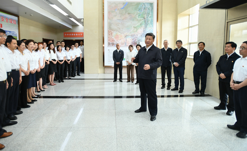 7月15日至16日，中共中央總書記、國家主席、中央軍委主席習近平在內(nèi)蒙古考察并指導開展“不忘初心、牢記使命”主題教育。這是16日上午，習近平到內(nèi)蒙古自治區(qū)自然資源廳，實地調(diào)研指導開展“不忘初心、牢記使命”主題教育。