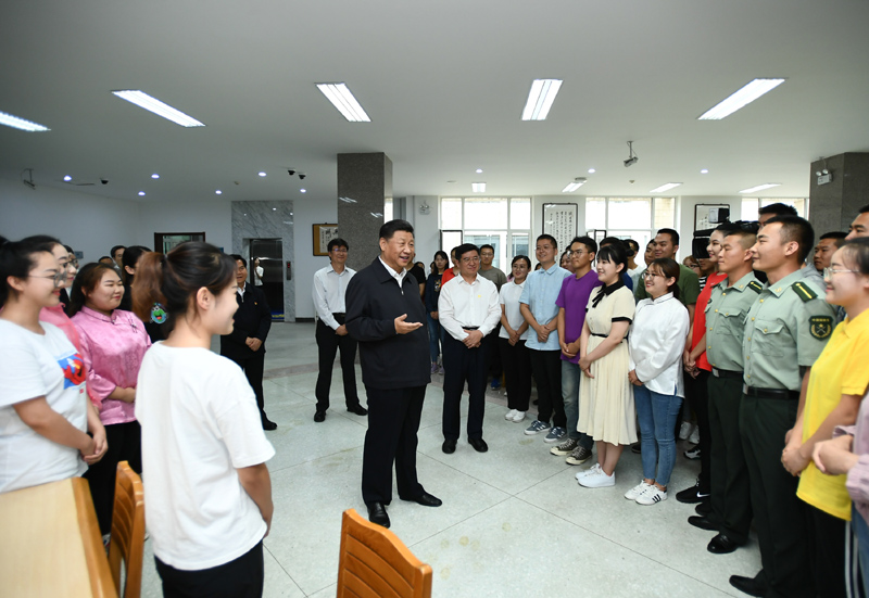 7月15日至16日，中共中央總書記、國家主席、中央軍委主席習近平在內(nèi)蒙古考察并指導開展“不忘初心、牢記使命”主題教育。這是16日上午，習近平在內(nèi)蒙古大學圖書館同學生們親切交談，勉勵他們志存高遠、腳踏實地、發(fā)奮圖強。