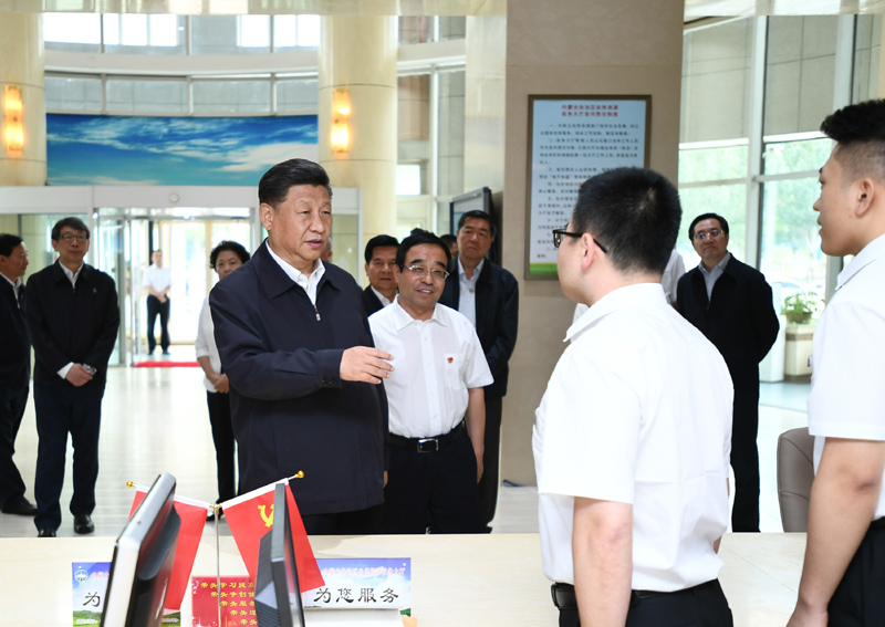 7月15日至16日，中共中央總書記、國家主席、中央軍委主席習近平在內(nèi)蒙古考察并指導開展“不忘初心、牢記使命”主題教育。這是16日上午，習近平在內(nèi)蒙古自治區(qū)自然資源廳自然資源政務(wù)大廳同工作人員交談，了解開展主題教育和落實便捷高效政務(wù)服務(wù)等情況。