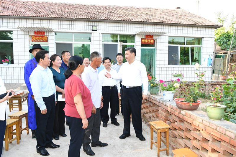 7月15日至16日，中共中央總書記、國家主席、中央軍委主席習近平在內(nèi)蒙古考察并指導開展“不忘初心、牢記使命”主題教育。這是15日下午，習近平在赤峰市喀喇沁旗河南街道馬鞍山村村民張國利家，同基層干部群眾代表親切交流。