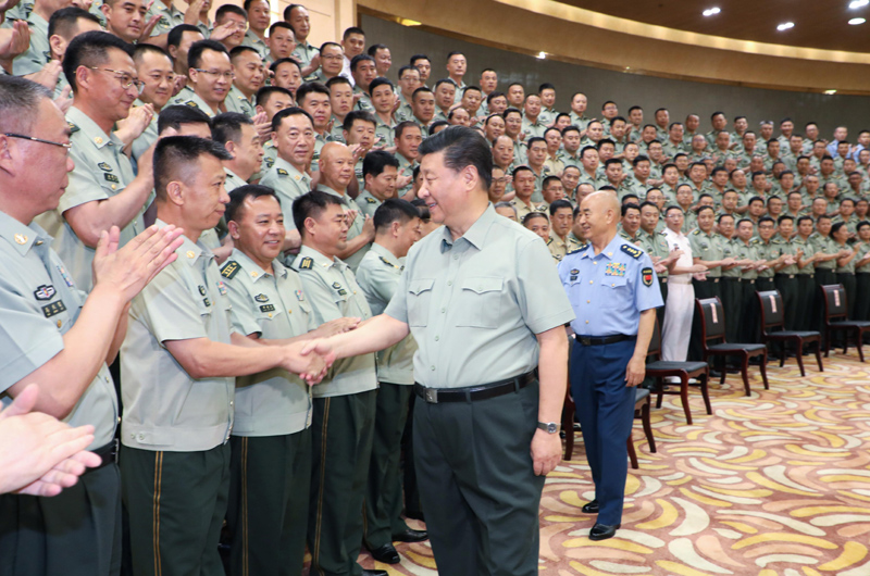 7月15日至16日，中共中央總書記、國家主席、中央軍委主席習近平在內(nèi)蒙古考察并指導開展“不忘初心、牢記使命”主題教育。這是16日上午，習近平在呼和浩特親切接見駐內(nèi)蒙古部隊副師職以上領(lǐng)導干部和團級單位主官，代表黨中央和中央軍委向駐內(nèi)蒙古部隊全體官兵致以誠摯問候。