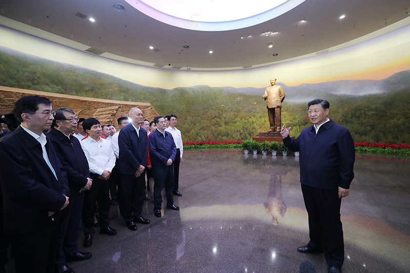 9月12日，中共中央總書記、國家主席、中央軍委主席習近平視察中共中央北京香山革命紀念地。這是習近平在香山革命紀念館參觀《為新中國奠基》主題展覽，并發(fā)表重要講話。