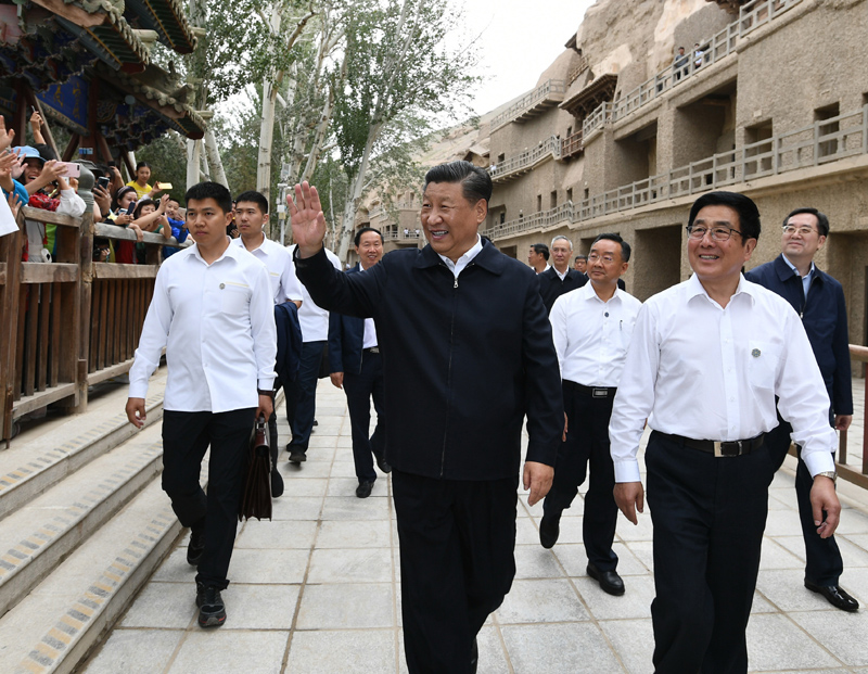 8月19日至22日，中共中央總書記、國家主席、中央軍委主席習近平在甘肅考察。這是19日下午，習近平在敦煌莫高窟考察調(diào)研時，向正在參觀的游客親切招手致意。