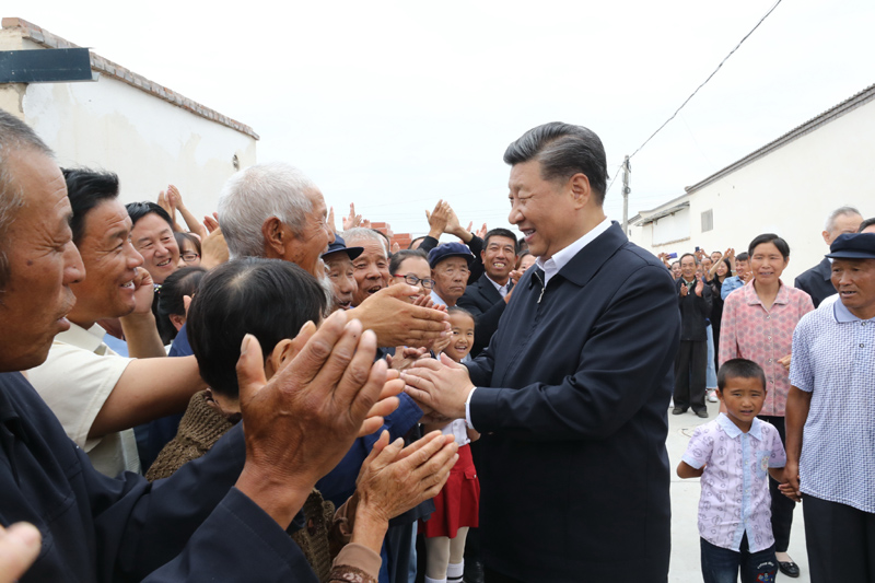 8月19日至22日，中共中央總書記、國家主席、中央軍委主席習近平在甘肅考察。這是21日上午，習近平在武威市古浪縣黃花灘生態(tài)移民區(qū)富民新村同村民親切交談。