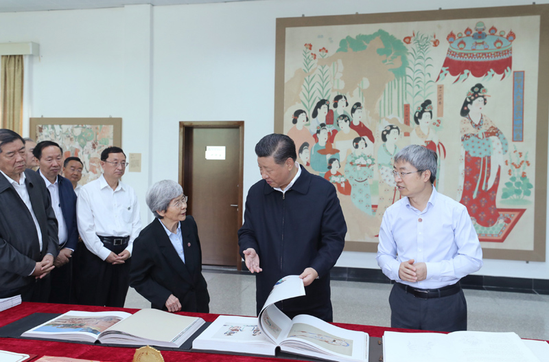 8月19日至22日，中共中央總書記、國家主席、中央軍委主席習近平在甘肅考察。這是19日下午，習近平在敦煌研究院察看珍藏文物和學術(shù)成果展示，了解文物保護和研究、弘揚優(yōu)秀歷史文化情況。