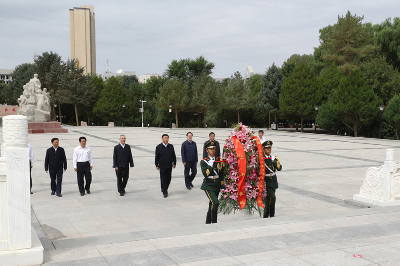 8月19日至22日，中共中央總書記、國家主席、中央軍委主席習近平在甘肅考察。這是20日上午，習近平來到張掖市高臺縣，瞻仰中國工農(nóng)紅軍西路軍紀念碑，向革命先烈敬獻花籃。