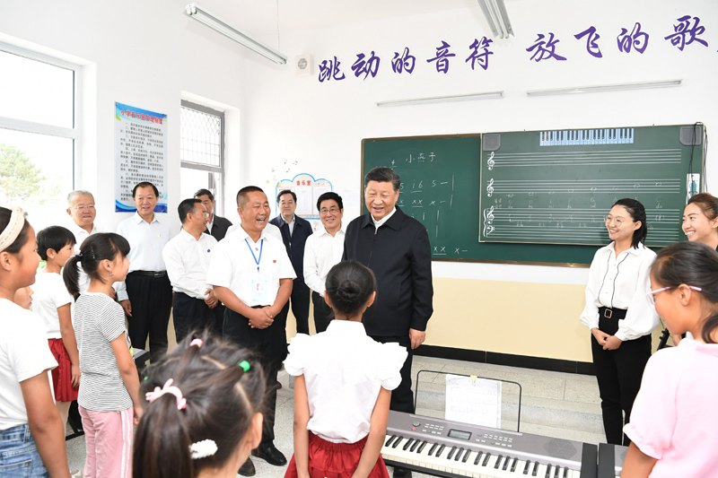 8月19日至22日，中共中央總書記、國家主席、中央軍委主席習近平在甘肅考察。這是21日上午，習近平在武威市古浪縣黃花灘生態(tài)移民區(qū)富民新村富民小學的音樂教室，認真觀看正在進行的音樂課教學。