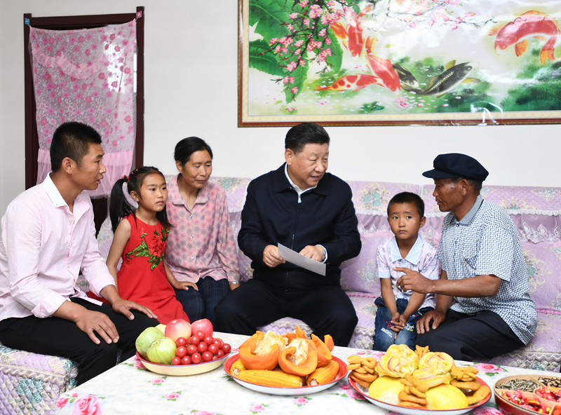 8月19日至22日，中共中央總書記、國家主席、中央軍委主席習近平在甘肅考察。這是21日上午，習近平在武威市古浪縣黃花灘生態(tài)移民區(qū)富民新村村民李應川家，同李應川一家拉家常。