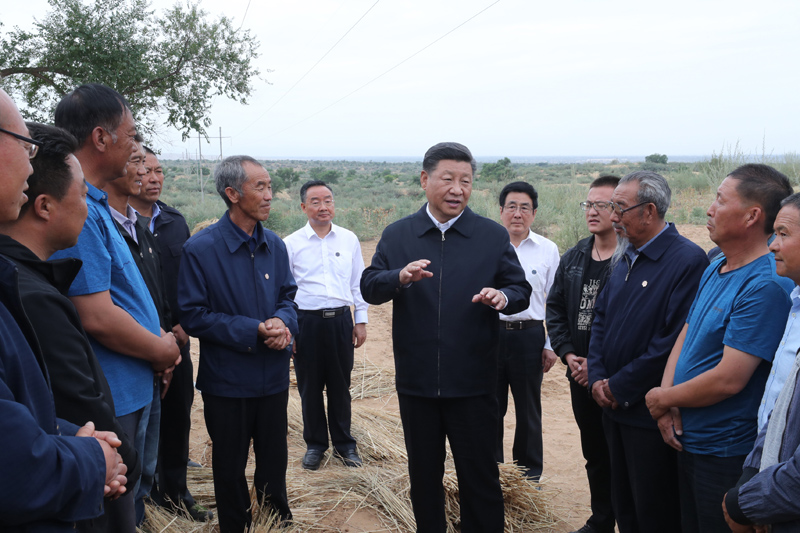 8月19日至22日，中共中央總書記、國家主席、中央軍委主席習近平在甘肅考察。這是21日上午，習近平在武威市古浪縣八步沙林場同“六老漢”代表及林場職工親切交談。