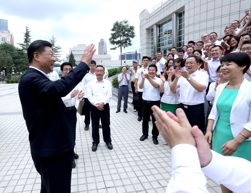 8月19日至22日，中共中央總書記、國家主席、中央軍委主席習近平在甘肅考察。這是21日下午，習近平在讀者出版集團有限公司同工作人員親切交談。