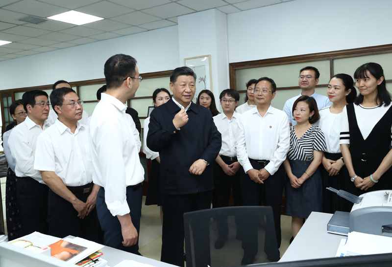 8月19日至22日，中共中央總書記、國家主席、中央軍委主席習近平在甘肅考察。這是21日下午，習近平在《讀者》編輯部同工作人員交流，勉勵他們?yōu)槿嗣裉峁└鄡?yōu)秀精神食糧。