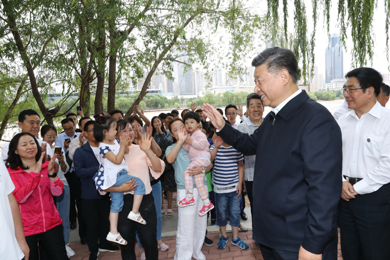 8月19日至22日，中共中央總書記、國家主席、中央軍委主席習近平在甘肅考察。這是21日下午，習近平在蘭州市黃河治理蘭鐵泵站項目點同正在休閑的群眾親切交談。