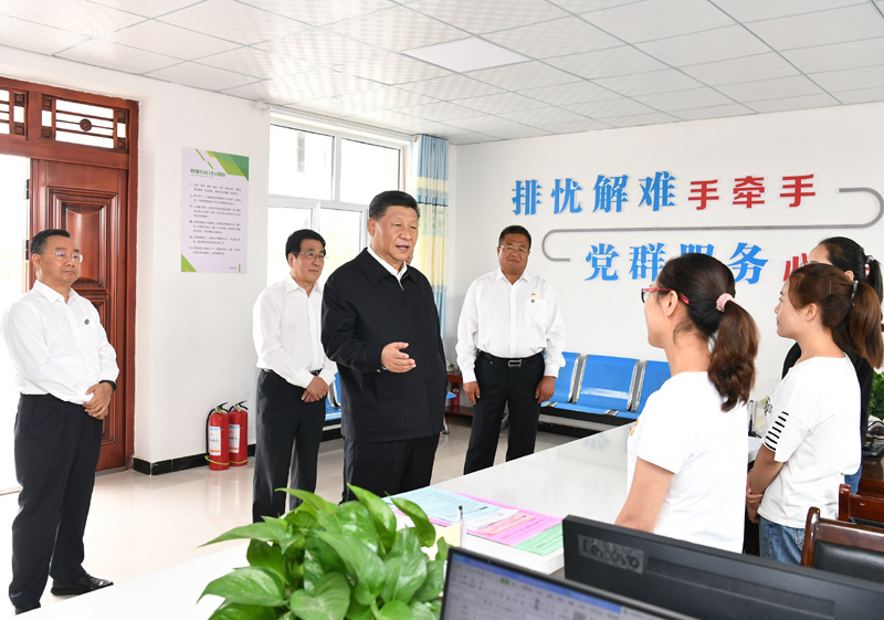 8月19日至22日，中共中央總書記、國家主席、中央軍委主席習近平在甘肅考察。這是21日上午，習近平在武威市古浪縣黃花灘生態(tài)移民區(qū)富民新村黨群服務(wù)中心考察。